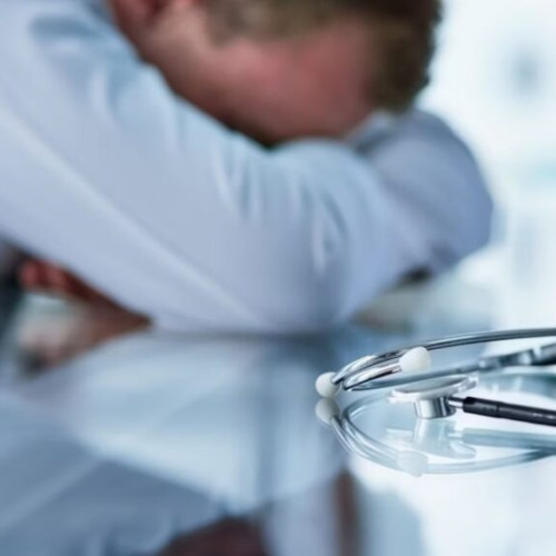 Medicii români se confruntă cu sindromul de burnout în condiții de muncă tot mai solicitante