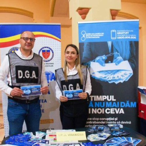 Polițiști anticorupție promovează integritatea la târgul de carte din Focșani