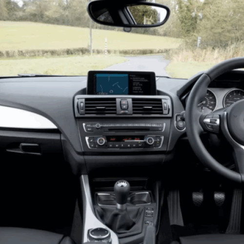 Românii întâmpină dificultăți la înmatricularea mașinilor cu volan pe dreapta aduse din Regatul Unit