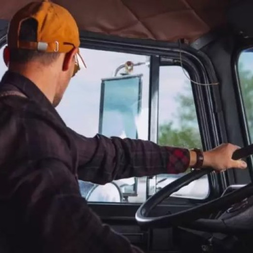 Acțiune a polițiștilor rutieri pentru verificarea transportatorilor de marfă