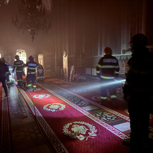Incendiu la catedrala din Dorohoi, pompierii au intervenit prompt