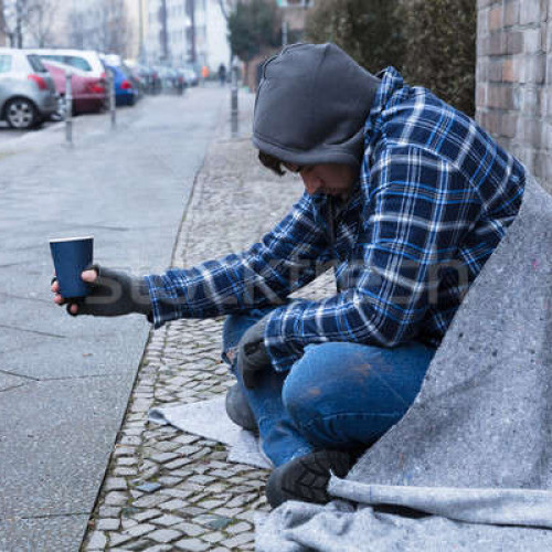 Minor prins cerșind la semafor în Girov, mama cercetată penal