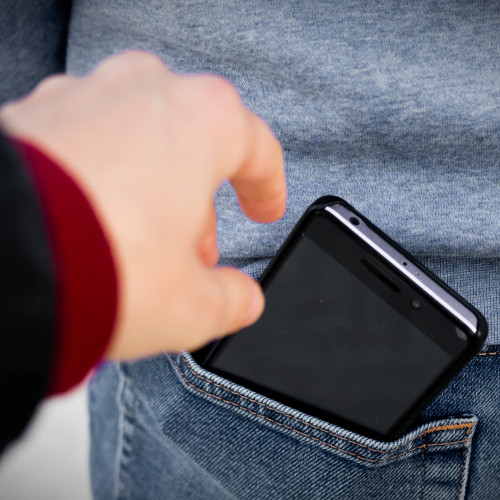 Telefon furat de un adolescent, recuperat de polițiști la Târgu-Neamț