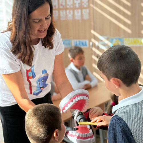 Elevi din Malu cu Flori au învățat igiena orală printr-o activitate interactivă