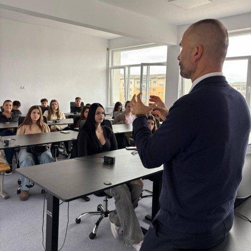 Workshop la Colegiul Economic Ion Ghica pentru apropierea elevilor de mediul universitar