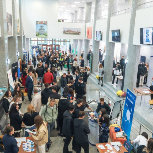 Peste 25 de angajatori și studenți s-au întâlnit la târgul de cariere din Dâmbovița