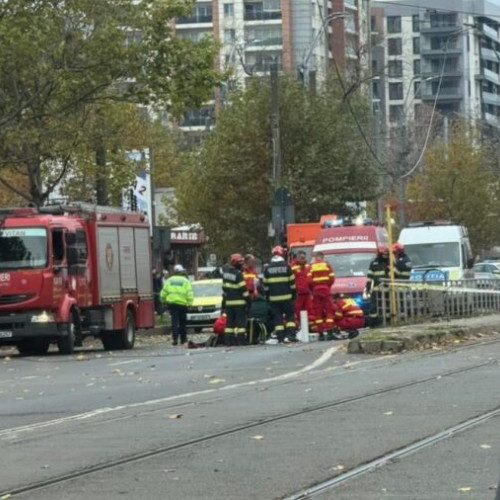 Un camion a avariat rețeaua tramvaielor în București, o femeie a fost rănită