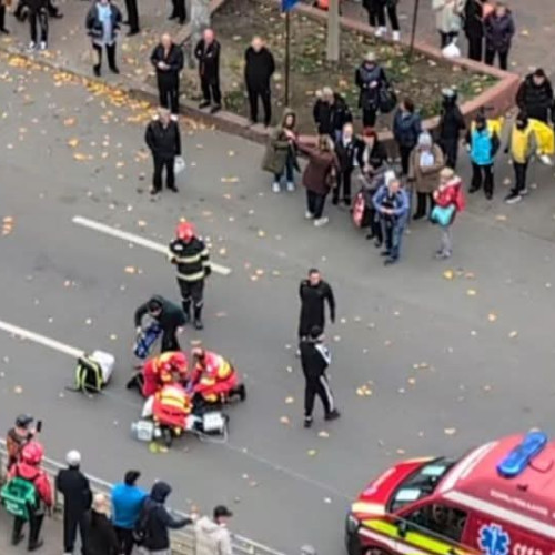Femeie rănită de un cablu de tramvai rupt de un camion în București