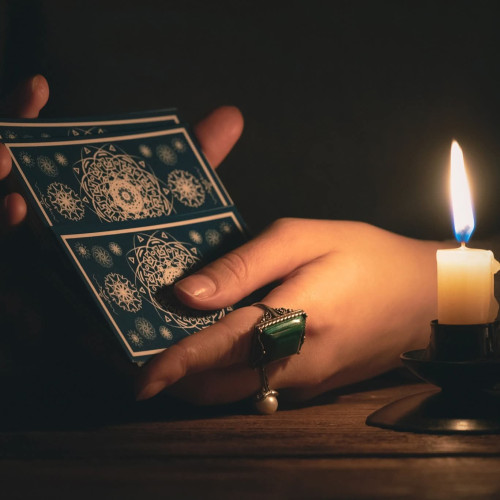 Femeie din Hunedoara reținută pentru înșelăciune prin ritualuri spirituale