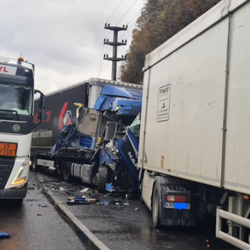 Trei autotrenuri s-au ciocnit pe centura Călimănești, traficul este blocat