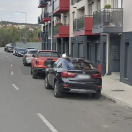 Locuitorii din Jan Huss, Cluj-Napoca, cer autorităților să intervină pentru mașinile parcate pe trotuar