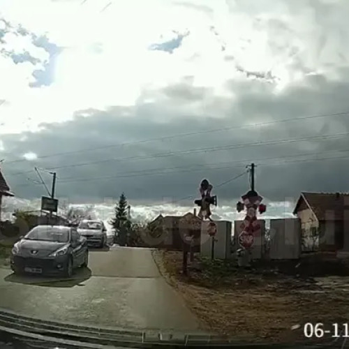 Mai multe mașini trec periculos peste calea ferată la Halta Apahida, cu barierele ridicate