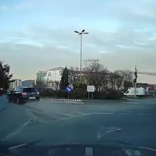 Șofer nerăbdător depășește periculos betoniera pe contrasens în Cluj-Napoca