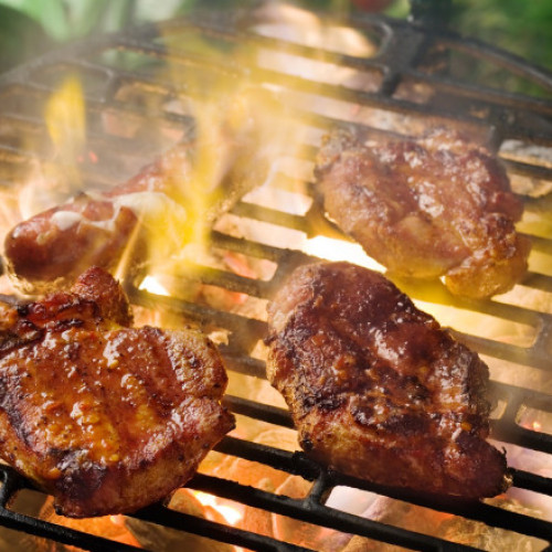 Cercetători britanici cer avertismente de sănătate pe mezeluri din cauza riscului de cancer