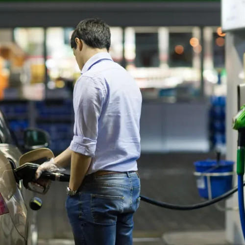 Motorina aproape de 8 lei pe litru în benzinăriile din România
