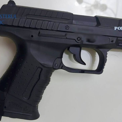 Percheziții în Târgoviște pentru deținere ilegală de armă și controale fiscale