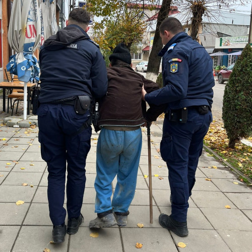 Jandarmii din Darabani au ajutat un bătrân căzut pe trotuar să ajungă acasă în siguranță