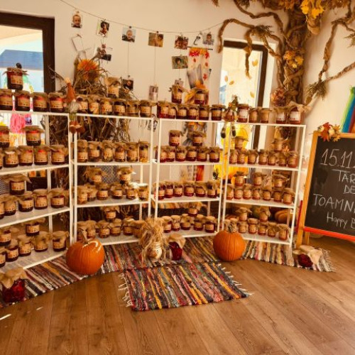 Târg de toamnă în Brașov unde copiii pregătesc murături și alte bunătăți