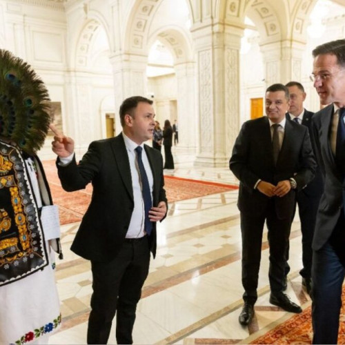 Daniel Suciu i-a arătat lui Mark Rutte costumul cu pană de păun din Bistrița-Năsăud