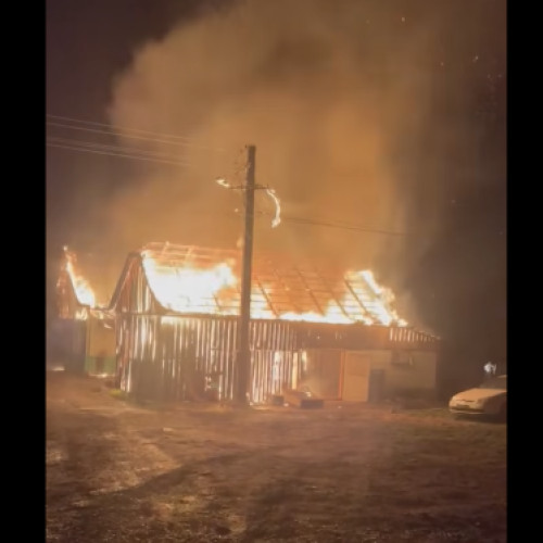 Incendiu distruge locuința și anexe ale unui crescător de cai din Maramureș