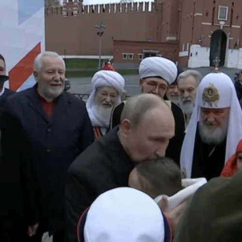 Fetiță îl confruntă pe Putin în piața Roșie despre tratamentul unui unchi rănit pe front