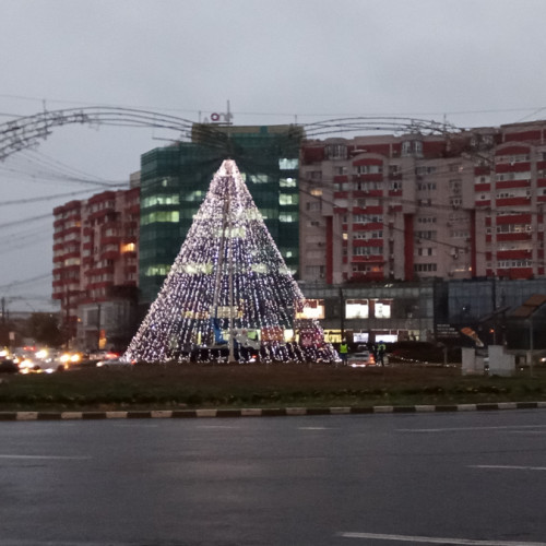 Accident în timpul montării bradului de Crăciun la Inelul de Rocadă
