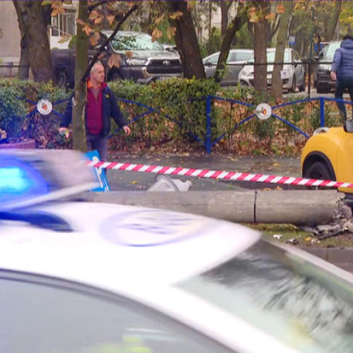 Un stâlp de electricitate a căzut după ce o mașină l-a lovit în Sectorul 4 al Capitalei