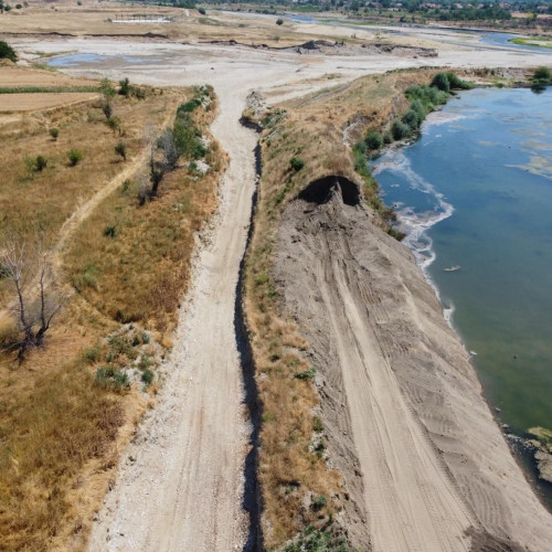 Agent economic din Gorj prins exploatând ilegal agregate din albia râului Sușița