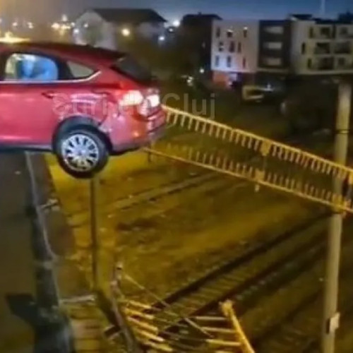 Un autoturism a lovit violent parapetul unui pod în Cluj-Napoca; șoferul a scăpat nevătămat