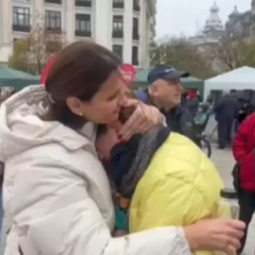 Anca Alexandrescu mobilizează susținători la Piața Universității pentru campania electorală