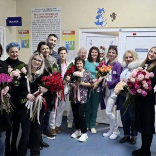 Flori oferite mamelor și cadrelor medicale de la Secția Pediatrie din Botoșani