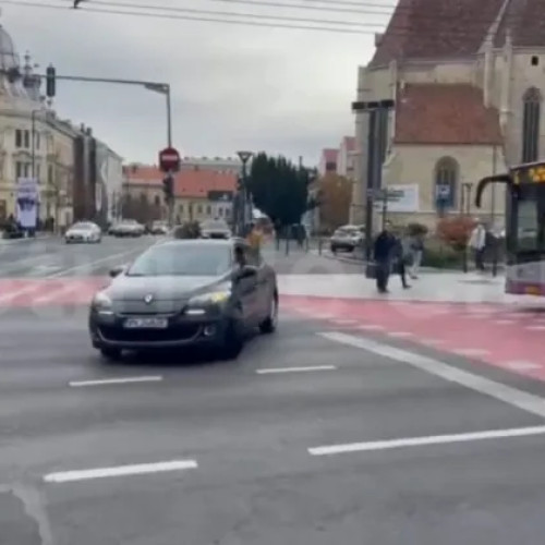 Un șofer din Vrancea întoarce ilegal pe trecerea de pietoni în centrul Clujului