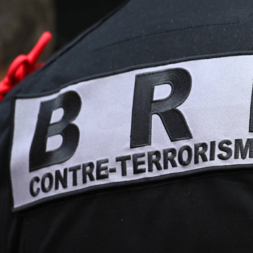 Trei tinere arestate pentru pregătirea unui atac terorist la Paris