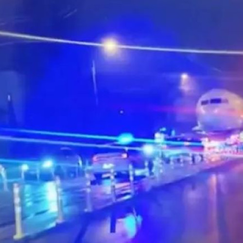 Un fuselaj de Boeing 737-500 a fost transportat prin nordul Bucureștiului spre un hotel tematic lângă Brașov