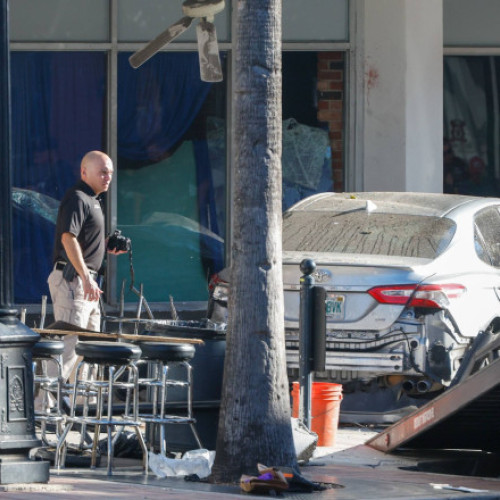 Patru morți și 11 răniți după ce o mașină a intrat într-un bar aglomerat în Tampa