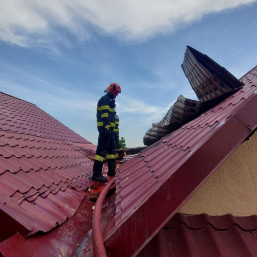 Incendiu la o clădire, acoperişul şi o cameră afectate pe 16 mp