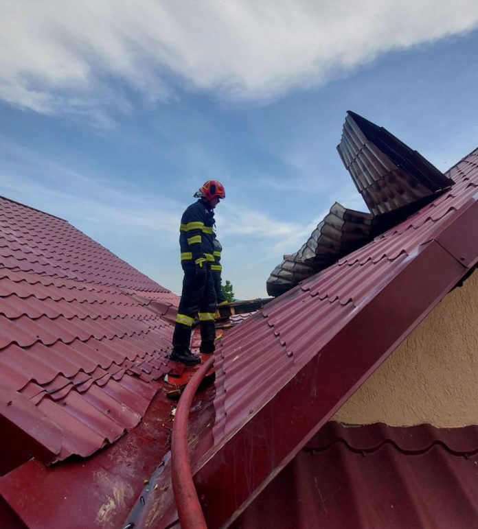 Incendiu la o clădire, acoperişul şi o cameră afectate pe 16 mp