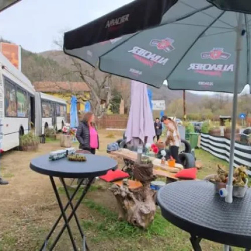 Autobuzul CTP Cluj transformat într-o sală de mese la Vidolm, lângă Turda