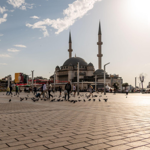 Doi români răniți ușor într-un atac armat la Istanbul în Piața Taksim