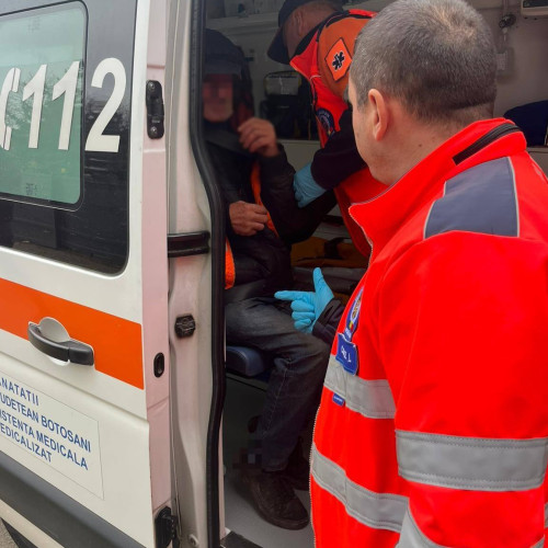 Bărbat din Botoșani preluat de ambulanță după ce a cerut ajutor unui jandarm