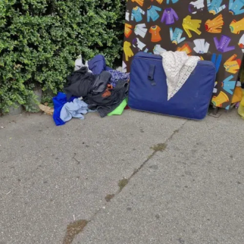 Probleme la containerul HaiNa din Cluj, donațiile de haine nu pot fi depozitate