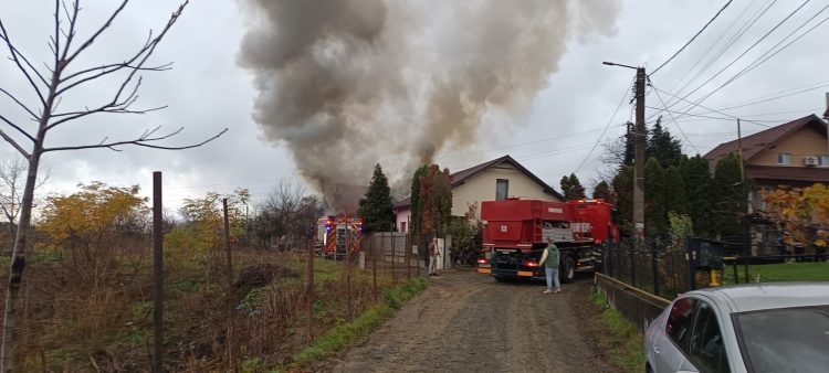 Incendiu puternic la o locuință și anexă din Baia Sprie