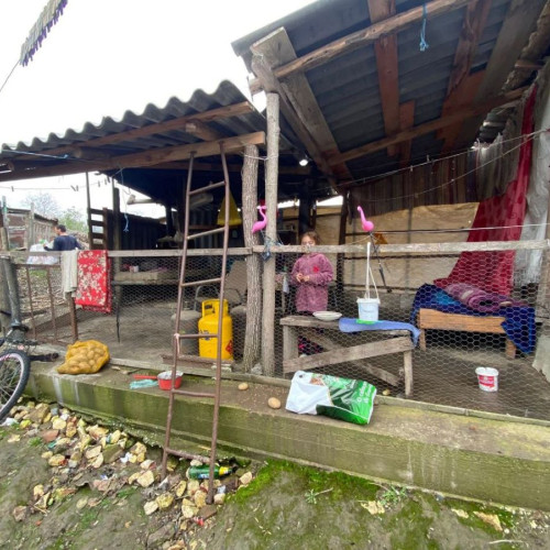 Familie din Ostrov cere ajutor după incendiu care a distrus acoperișul casei