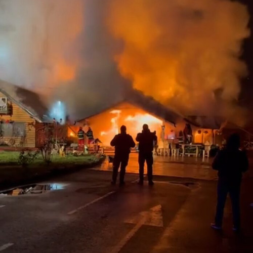 O turistă a murit într-un incendiu devastator la Hanul Vânătorului din Gura Humorului