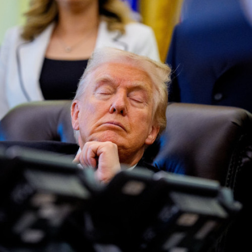 Critici după imagini cu Donald Trump cu ochii închiși în Biroul Oval