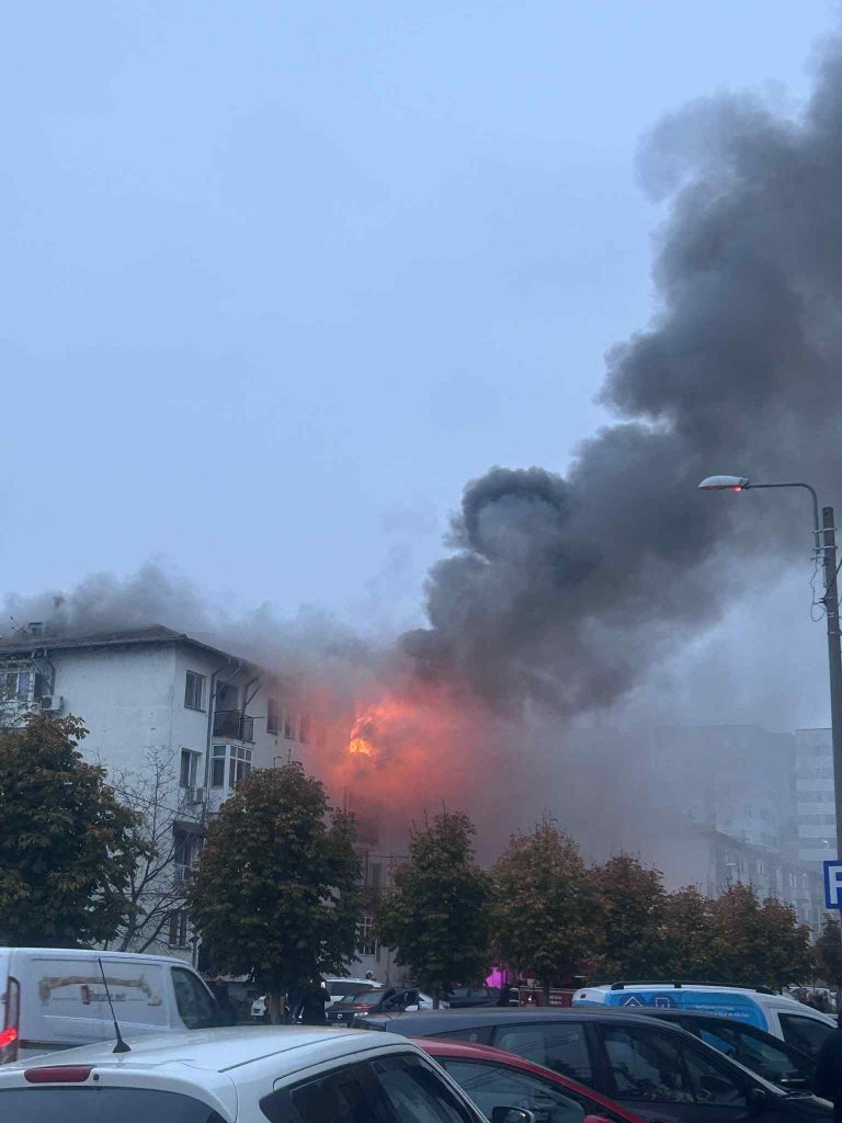 Incendiu la un apartament din cartierul Craiovița Nouă, mai multe persoane evacuate