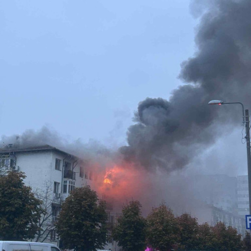 Incendiu la un apartament din cartierul Craiovița Nouă, mai multe persoane evacuate