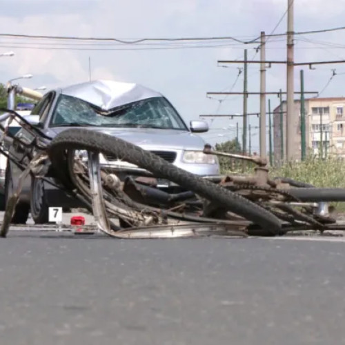 Accident pe strada Ștefan cel Mare din Turda: biciclist acroșat de o șoferiță tânără