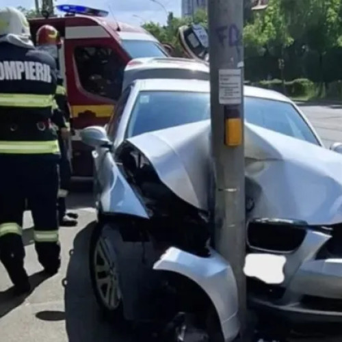 Tânăr din Suceava, reținut după ce a intrat cu mașina într-un stâlp în Cluj-Napoca