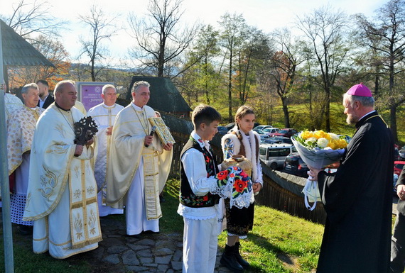 PS Vasile a sfințit clopotele și crucea noii biserici la hramul din Șurdești
